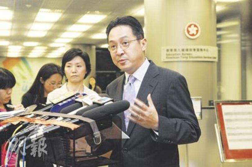 教育局副局長陳維安昨與書商會面後承認,暫未能令書商將佔95%市場的現版教科書分拆或減價,稍後會與書商再開會。(陳淑安攝)與會的出版書商代表、中英文教出版事業協會主席黃旌指出,現版教科書與教材分拆定價在新學年推行有實際困難,而香港教育出版商會會長王偉文(右)亦表示,現階段只能在新學年將新版課本及教材分拆定價。(陳淑安攝) 教育局副局長陳維安昨與書商會面後承認,暫未能令書商將佔95%市場的現版教科書分拆或減價,稍後會與書商再開會。(陳淑安攝)與會的出版書商代表、中英文教出版事業協會主席黃旌指出,現版教科書與教材分拆定價在新學年推行有實際困難,而香港教育出版商會會長王偉文(右)亦表示,現階段只能在新學年將新版課本及教材分拆定價。(陳淑安攝)