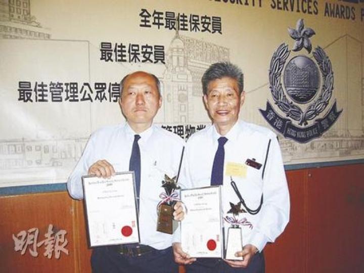 60歲林啟祥(右)及53歲徐耀林(左)雖然年紀不輕,但遇上賊人仍然盡責力追,捉拿賊人外,亦獲得西九龍保安服務選舉「最佳保安員銀獎」。(黃靜雅攝) 60歲林啟祥(右)及53歲徐耀林(左)雖然年紀不輕,但遇上賊人仍然盡責力追,捉拿賊人外,亦獲得西九龍保安服務選舉「最佳保安員銀獎」。(黃靜雅攝)