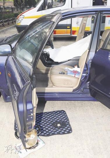 青年疑因感情及失業在私家車內燒炭亡,遺下盛炭鋼煲(圖下)。(蔡方山攝)婦人疑無法接受兒子燒炭身亡,情緒激動需送院治理。(屈俊樂攝) 青年疑因感情及失業在私家車內燒炭亡,遺下盛炭鋼煲(圖下)。(蔡方山攝)婦人疑無法接受兒子燒炭身亡,情緒激動需送院治理。(屈俊樂攝)