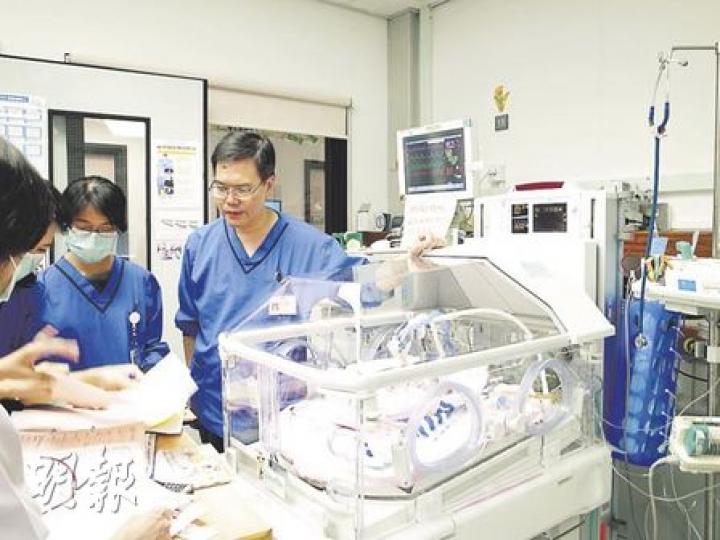 聯合醫院兒科主管陳衍標醫生(左一)建議私家醫院,減少為患妊娠高血壓、懷雙胞胎等內地孕婦接生,減低公立醫院初生嬰兒深切治療部的負荷。(談誦言攝) 聯合醫院兒科主管陳衍標醫生(左一)建議私家醫院,減少為患妊娠高血壓、懷雙胞胎等內地孕婦接生,減低公立醫院初生嬰兒深切治療部的負荷。(談誦言攝)