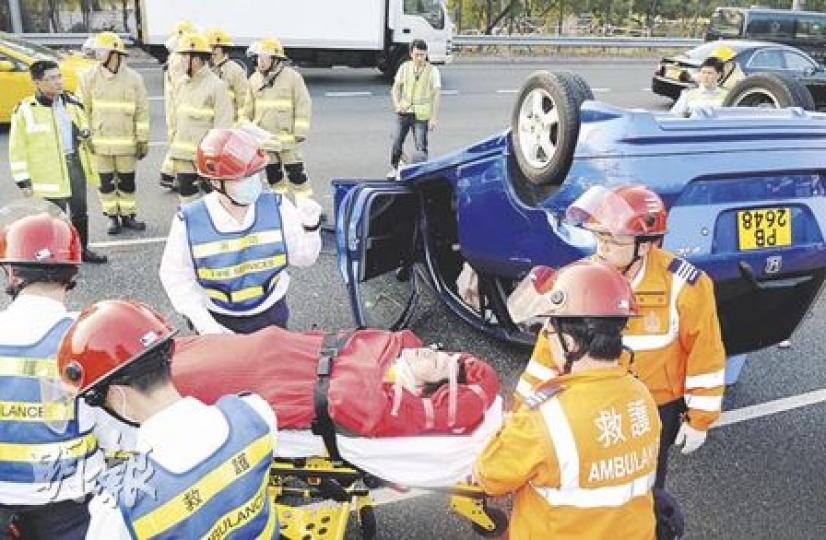 被的士撞至翻轉的私家車,司機被困車內,要由消防員救出送院。(蔡方山攝)的士司機懷疑打瞌睡導致車禍,事後胸口不適需送院。(蔡方山攝) 被的士撞至翻轉的私家車,司機被困車內,要由消防員救出送院。(蔡方山攝)的士司機懷疑打瞌睡導致車禍,事後胸口不適需送院。(蔡方山攝)