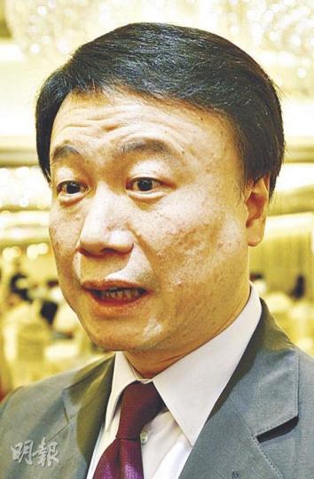 南華足主羅傑承表示,由於來自英國的顧問公司依照不少英超模式撰寫計劃,部分建議難在港實行。(林振東攝) 南華足主羅傑承表示,由於來自英國的顧問公司依照不少英超模式撰寫計劃,部分建議難在港實行。(林振東攝)
