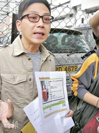 團購網營運總裁陳啟成昨亦到場支持吳伯，他其後表示所收逾萬元將全數退還網民，改由網站支付買雞蛋仔的費用，「當請會員食雞蛋仔」。（梁珮珊攝）