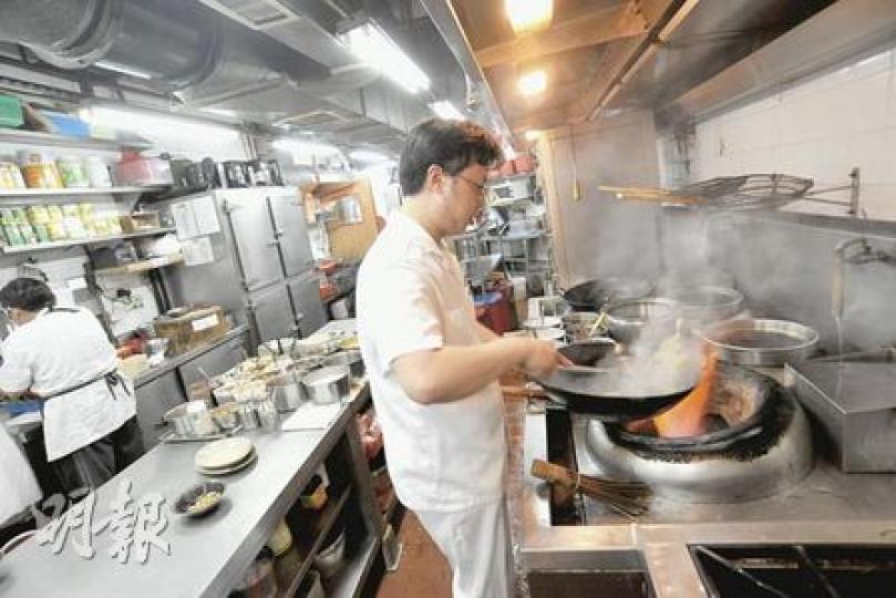 香港食品委員會主席兼食肆老闆黃家和在大埔的大牌檔，去年累積加價一成半，但經營壓力仍然不減，佔成本四成的食材價格一旦再加，他說加價不可避免。（葉漢華攝）