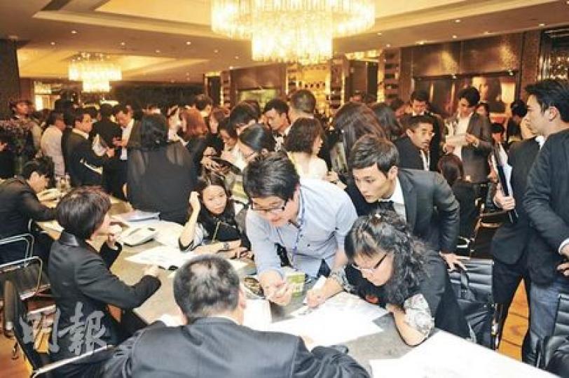 長實放慢旗下洪水橋樓盤「尚城」的開售步伐,已公布開價的621伙並未全數推售。消息指出,樓盤昨售約30伙,圖為售樓處現場。(余俊亮攝)買家王先生——現居九龍區的自置物業,剛簽約買下「尚城」的兩房單位,售價300多萬元,主要因為4000多元的呎價在新盤中算少見。新樓多數用作自住,舊樓則改作收租。他只需做五成或以下的按揭,每月供款只佔收入小部分。因此,加息與否,對他影響很輕微。(余俊亮攝)準買家陳先生——現居大埔的自置物業,主要看「尚城」的兩房單位,目的是細樓換大樓。因為是樓換樓,不需做太多按揭,銀行 長實放慢旗下洪水橋樓盤「尚城」的開售步伐,已公布開價的621伙並未全數推售。消息指出,樓盤昨售約30伙,圖為售樓處現場。(余俊亮攝)買家王先生——現居九龍區的自置物業,剛簽約買下「尚城」的兩房單位,售價300多萬元,主要因為4000多元的呎價在新盤中算少見。新樓多數用作自住,舊樓則改作收租。他只需做五成或以下的按揭,每月供款只佔收入小部分。因此,加息與否,對他影響很輕微。(余俊亮攝)準買家陳先生——現居大埔的自置物業,主要看「尚城」的兩房單位,目的是細樓換大樓。因為是樓換樓,不需做太多按揭,銀行