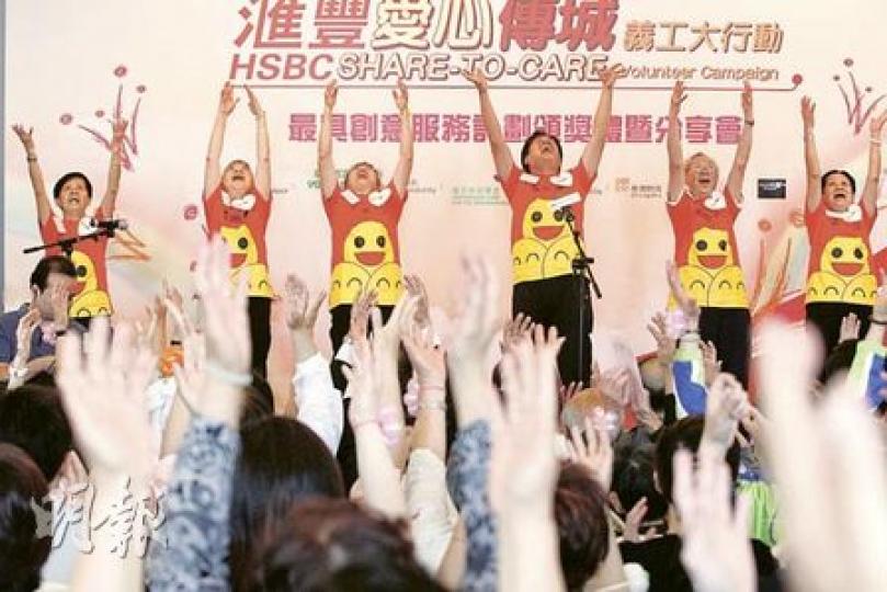 「哈哈笑耆兵」透過瑜伽為長者帶來歡樂,在昨日的頒獎禮上,即席表演大笑瑜伽,帶領在場人士一同大笑。(李紹昌攝) 「哈哈笑耆兵」透過瑜伽為長者帶來歡樂,在昨日的頒獎禮上,即席表演大笑瑜伽,帶領在場人士一同大笑。(李紹昌攝)