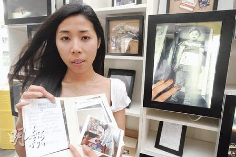 本地藝術家黃詠楓(圖)透過香港與切爾諾貝爾的交換故事計劃,收集到當地十多個故事,有當地護士祝願核災不要再重演。(尹錦恩攝)綠色和平舉行「切爾諾貝爾25周年展——香港再思﹕輻射家園?」展出攝影師25年來在災區紀錄當地居民生活的相片,展覽亦有核電資料、核災難受害者個案,期望喚醒大眾關注核意外的禍害。(尹錦恩攝) 本地藝術家黃詠楓(圖)透過香港與切爾諾貝爾的交換故事計劃,收集到當地十多個故事,有當地護士祝願核災不要再重演。(尹錦恩攝)綠色和平舉行「切爾諾貝爾25周年展——香港再思﹕輻射家園?」展出攝影師25年來在災區紀錄當地居民生活的相片,展覽亦有核電資料、核災難受害者個案,期望喚醒大眾關注核意外的禍害。(尹錦恩攝)