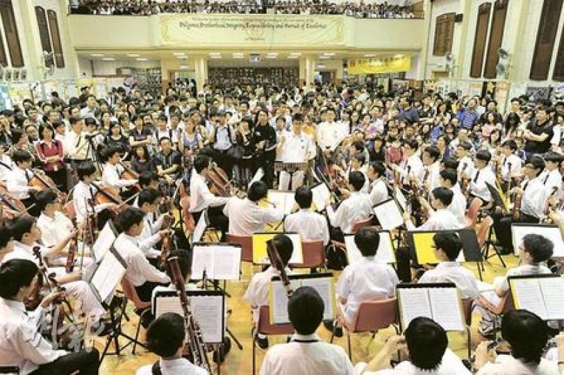 著名官校皇仁書院昨日舉行開放日,皇仁下學年就會實施「優化計劃」,開辦4班中一,每班人數按教育局規定最多為36人,直至2016年會變成全校每級各4班。根據統計,皇仁減班後,今年留給區內學生的統一派位學額,由去年65個,減至43個,跌幅為34%。(尹錦恩攝)皇仁書院校長李樂然(圖)被指在回覆校友時表示,皇仁校管會在減班決定上未有投票,校友又指校方在去年11月召開一次會議後,突然在今年2月參加減班,質疑減班的「自願性」。(尹錦恩攝) 著名官校皇仁書院昨日舉行開放日,皇仁下學年就會實施「優化計劃」,開辦4班中一,每班人數按教育局規定最多為36人,直至2016年會變成全校每級各4班。根據統計,皇仁減班後,今年留給區內學生的統一派位學額,由去年65個,減至43個,跌幅為34%。(尹錦恩攝)皇仁書院校長李樂然(圖)被指在回覆校友時表示,皇仁校管會在減班決定上未有投票,校友又指校方在去年11月召開一次會議後,突然在今年2月參加減班,質疑減班的「自願性」。(尹錦恩攝)