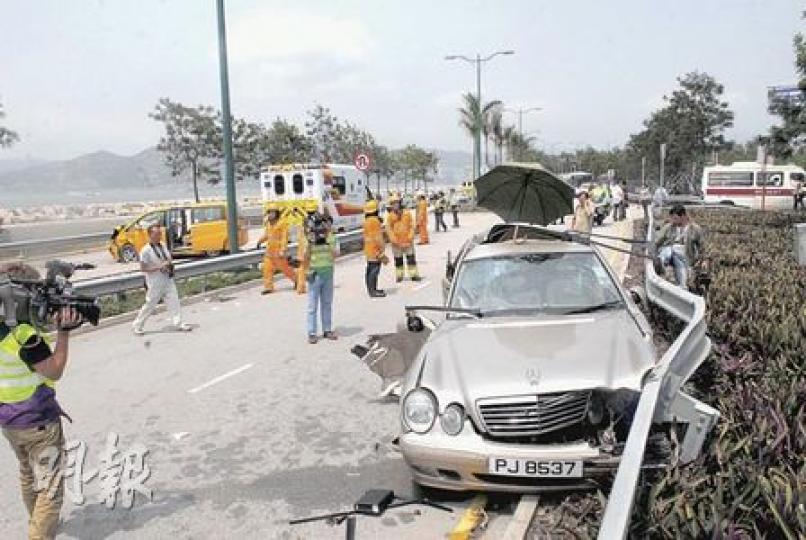 欣澳道車禍致9人受傷,被撞的平治房車掃毁一列鐵欄後始告停下,車身嚴重損毁。(鍾炳然攝)肇事建築公司七人車車頭嚴重損毁,車軨與車胎爆裂。(鍾炳然攝)平治被撞,車上南亞裔司機危殆,女親友事後趕到醫院,神情激動呼喚其名字。(梁琬珊攝) 欣澳道車禍致9人受傷,被撞的平治房車掃毁一列鐵欄後始告停下,車身嚴重損毁。(鍾炳然攝)肇事建築公司七人車車頭嚴重損毁,車軨與車胎爆裂。(鍾炳然攝)平治被撞,車上南亞裔司機危殆,女親友事後趕到醫院,神情激動呼喚其名字。(梁琬珊攝)