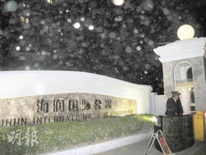 莫少聰在北京的寓所位於朝陽區將台路,名為海潤國際公寓,保安員指莫平日待人有禮,出事當天大批公安到場,更換便衣後上樓拘人,被捕另一男子叫Derek。(明報記者攝)(明報製圖) 莫少聰在北京的寓所位於朝陽區將台路,名為海潤國際公寓,保安員指莫平日待人有禮,出事當天大批公安到場,更換便衣後上樓拘人,被捕另一男子叫Derek。(明報記者攝)(明報製圖)