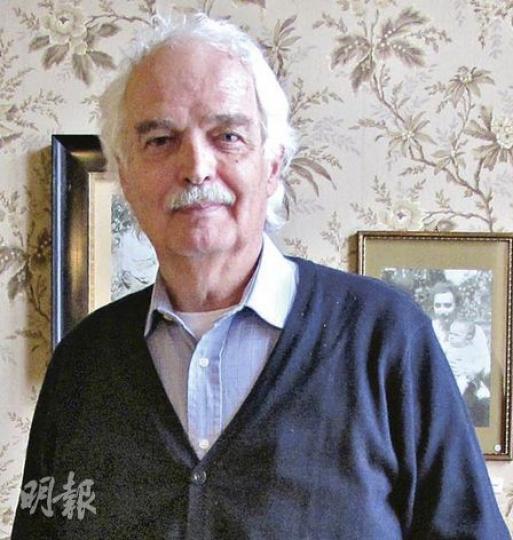 外貌和愛因斯坦近似的Ott,除了是物理學家,亦為愛因斯坦協會會長。他正在愛因斯坦位於瑞士首都伯爾尼的故居,協助打理愛因斯坦的文物。(彭美芳攝)愛因斯坦位於瑞士首都伯爾尼Kramgasse克蘭街49號的故居,去年吸引約3.9萬人次參觀,Ott指隨着內地對物理學愈感興趣,愈來愈多中國人參觀愛因斯坦故居。(彭美芳攝) 外貌和愛因斯坦近似的Ott,除了是物理學家,亦為愛因斯坦協會會長。他正在愛因斯坦位於瑞士首都伯爾尼的故居,協助打理愛因斯坦的文物。(彭美芳攝)愛因斯坦位於瑞士首都伯爾尼Kramgasse克蘭街49號的故居,去年吸引約3.9萬人次參觀,Ott指隨着內地對物理學愈感興趣,愈來愈多中國人參觀愛因斯坦故居。(彭美芳攝)