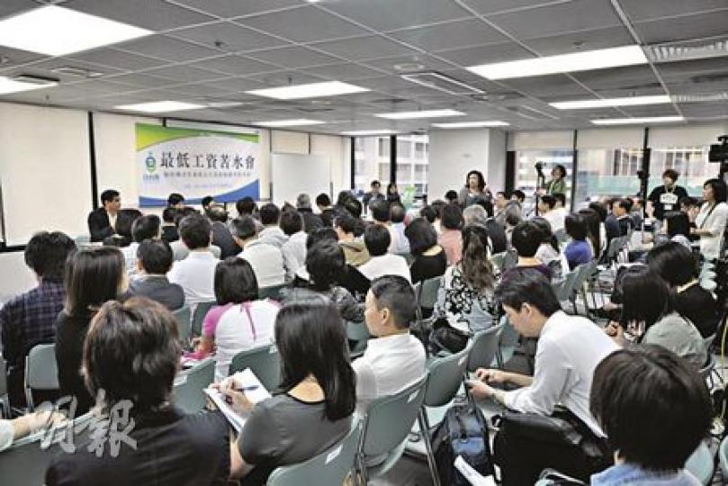 自由黨舉行「最低工資苦水會」,近200名僱主及僱員出席,個個都大吐苦水,有中小企代表批評政府推行政策操之過急,令業界蒙受「無良僱主」的罪名。(葉漢華攝)
自由黨舉行「最低工資苦水會」,近200名僱主及僱員出席,個個都大吐苦水,有中小企代表批評政府推行政策操之過急,令業界蒙受「無良僱主」的罪名。(葉漢華攝)