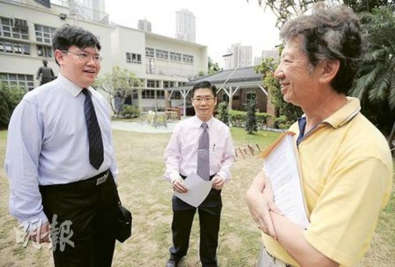 皇仁書院舊生魏先生(左)和郭劍峰(中),昨聯同校友兼立法會議員湯家驊(右),回到皇仁召開記者會反對學校減班,認為會扼殺學生入讀好學校的機會。(何家達攝) 皇仁書院舊生魏先生(左)和郭劍峰(中),昨聯同校友兼立法會議員湯家驊(右),回到皇仁召開記者會反對學校減班,認為會扼殺學生入讀好學校的機會。(何家達攝)