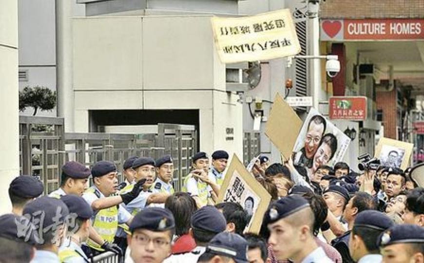 下午社民連遊行時,警方在中聯辦正門組成「人鏈」,中間再以兩重鐵馬隔開示威者,示威者把標語等示威物品拋入中聯辦。(余俊亮攝)2011年,中聯辦外除加裝鐵閘,每逢示威更會架起多重鐵馬,令行人路窄至僅讓一人通過。(余俊亮攝)(明報製圖) 下午社民連遊行時,警方在中聯辦正門組成「人鏈」,中間再以兩重鐵馬隔開示威者,示威者把標語等示威物品拋入中聯辦。(余俊亮攝)2011年,中聯辦外除加裝鐵閘,每逢示威更會架起多重鐵馬,令行人路窄至僅讓一人通過。(余俊亮攝)(明報製圖)