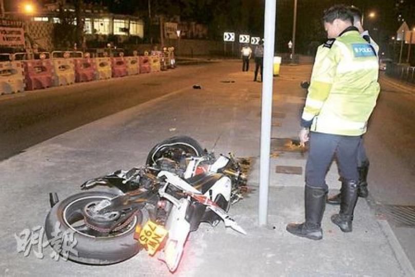 肇事電單車車頭損毁嚴重,部分「包圍」粉碎飛脫。圖為警員事後在場調查電單車殘骸,可見司機倒地留下的血漬。(蔡方山攝) 肇事電單車車頭損毁嚴重,部分「包圍」粉碎飛脫。圖為警員事後在場調查電單車殘骸,可見司機倒地留下的血漬。(蔡方山攝)