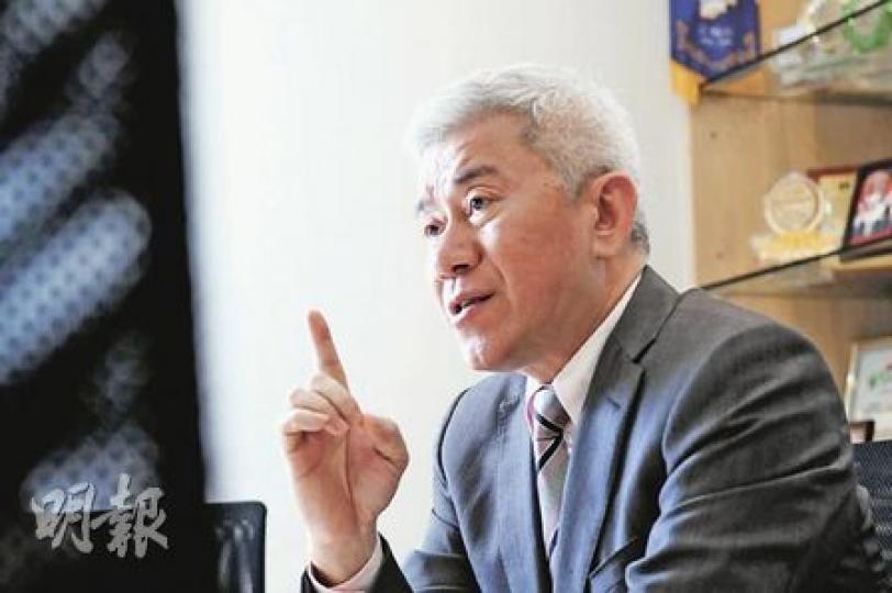 滿頭白髮的禤國全漸漸成為東瀛遊的生招牌,他說樂觀及喜歡四出旅遊的性格,令他樂意擔任公司的代言人。 (張智超攝) 滿頭白髮的禤國全漸漸成為東瀛遊的生招牌,他說樂觀及喜歡四出旅遊的性格,令他樂意擔任公司的代言人。 (張智超攝)