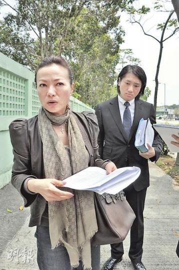 亞視股東蔡衍明的董事代表黃寶慧(前),昨與律師黃頴恒拿着律師信,到亞視大埔廠房收取公司營運文件。他們引述董事兼亞視高級副總裁欒振國稱要商討一下,未有交出文件。(陳健佳攝) 亞視股東蔡衍明的董事代表黃寶慧(前),昨與律師黃頴恒拿着律師信,到亞視大埔廠房收取公司營運文件。他們引述董事兼亞視高級副總裁欒振國稱要商討一下,未有交出文件。(陳健佳攝)