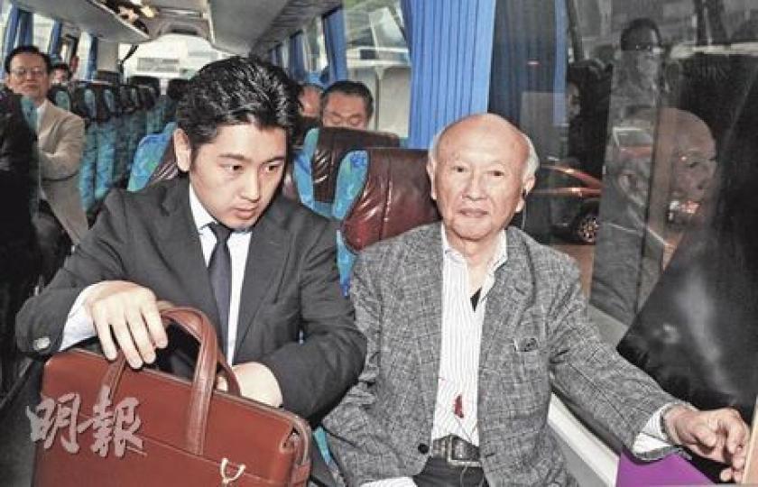 深受日本人崇拜,素有賺錢之神的邱永漢(右)親自帶領日本投資團再來港找商機,圖為邱與擁躉們搭巴士情况。(劉焌陶攝) 深受日本人崇拜,素有賺錢之神的邱永漢(右)親自帶領日本投資團再來港找商機,圖為邱與擁躉們搭巴士情况。(劉焌陶攝)