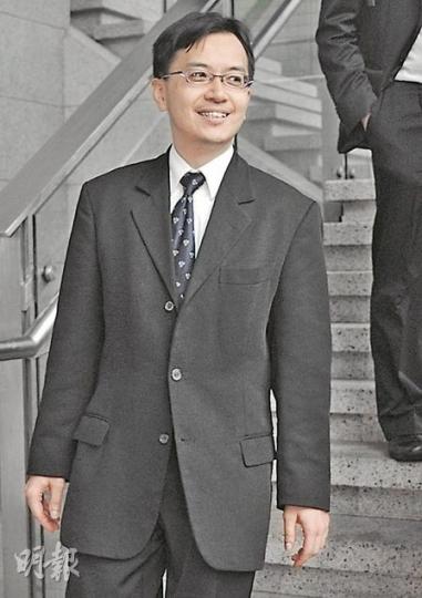 中九龍診所醫生何鴻鈞被指多次以家人及病人之名,作虛假診症及預約,他被控公職人員行為失當等27罪。(余俊亮攝) 中九龍診所醫生何鴻鈞被指多次以家人及病人之名,作虛假診症及預約,他被控公職人員行為失當等27罪。(余俊亮攝)