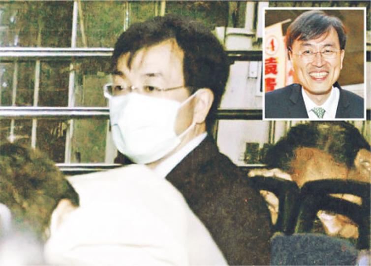 一向官仔骨骨的西醫李躍輝(小圖)被重判入獄21個月,經過多天還押已顯得很疲累。(資料圖片、余俊亮攝) 一向官仔骨骨的西醫李躍輝(小圖)被重判入獄21個月,經過多天還押已顯得很疲累。(資料圖片、余俊亮攝)