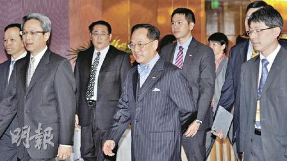 特首曾蔭權(中)昨日出席「十二五」規劃論壇,他致辭時表示,香港要積極應對國際和區域的競爭,而「十二五」規劃是連接國家與香港的紐帶,可在國際、全國和區域的層面把握新機遇。(葉漢華攝) 特首曾蔭權(中)昨日出席「十二五」規劃論壇,他致辭時表示,香港要積極應對國際和區域的競爭,而「十二五」規劃是連接國家與香港的紐帶,可在國際、全國和區域的層面把握新機遇。(葉漢華攝)