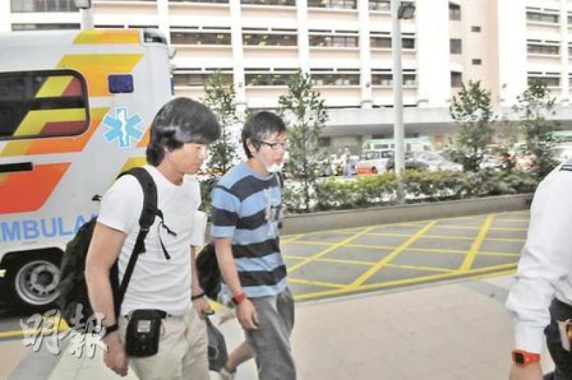 其中兩名救生員在緊急救人過程中手部受輕傷,其中一人撞傷嘴部,送院治理後無大礙。(林錫禮攝) 其中兩名救生員在緊急救人過程中手部受輕傷,其中一人撞傷嘴部,送院治理後無大礙。(林錫禮攝)