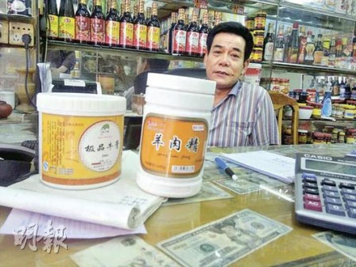 餐料行的鍾老闆表示,一般家庭不會買牛肉膏,現在市民都很注重健康,很多人煮菜連味精都不放了,根本不會買這些香精來用。(明報記者攝) 餐料行的鍾老闆表示,一般家庭不會買牛肉膏,現在市民都很注重健康,很多人煮菜連味精都不放了,根本不會買這些香精來用。(明報記者攝)
