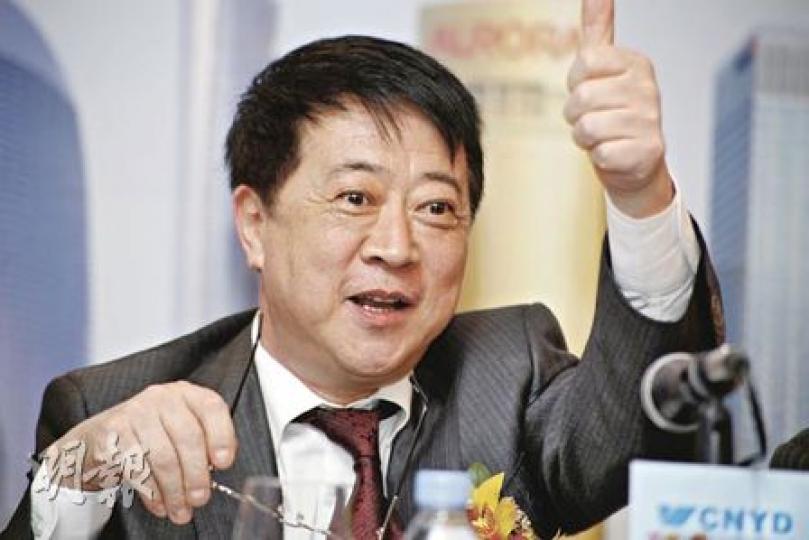 內地最大幕牆生產商遠大中國來港招股,公司參與項目包括水立方及鳥巢,圖為主席康寶華昨於記者會上比起大拇指,一臉開心。(陳智良攝)唐宮首日升幅年內稱霸,昨一開市即升三成,每股報2.15元,收市升幅更擴至四成。圖為公司主席葉樹明於上市儀式上。(張智超攝) 內地最大幕牆生產商遠大中國來港招股,公司參與項目包括水立方及鳥巢,圖為主席康寶華昨於記者會上比起大拇指,一臉開心。(陳智良攝)唐宮首日升幅年內稱霸,昨一開市即升三成,每股報2.15元,收市升幅更擴至四成。圖為公司主席葉樹明於上市儀式上。(張智超攝)