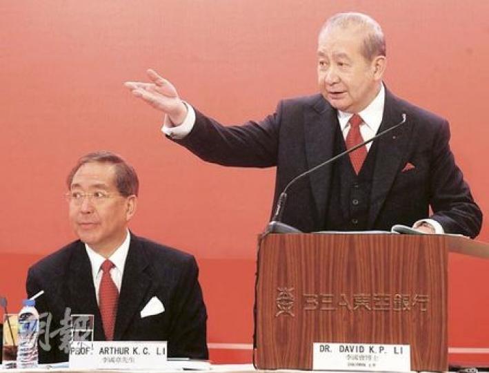 於昨日股東大會上,東亞銀行主席兼行政總裁李國寶被小股東問到,該行會否先於匯控赴內地上市,以及會否讓東亞中國分拆上市,他回應指,東亞早於16、17年前已考慮到內地掛牌,惟由於內地國際板的法規尚未出台,故目前仍未有內地上市的時間表。(劉焌陶攝)
於昨日股東大會上,東亞銀行主席兼行政總裁李國寶被小股東問到,該行會否先於匯控赴內地上市,以及會否讓東亞中國分拆上市,他回應指,東亞早於16、17年前已考慮到內地掛牌,惟由於內地國際板的法規尚未出台,故目前仍未有內地上市的時間表。(劉焌陶攝)