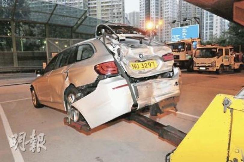 警方一輛寶馬「隱形戰車」,昨日在青衣遇上車禍,車尾被嚴重撞毁凹陷,車上4名警務人員受傷送院。(林錫禮攝) 警方一輛寶馬「隱形戰車」,昨日在青衣遇上車禍,車尾被嚴重撞毁凹陷,車上4名警務人員受傷送院。(林錫禮攝)