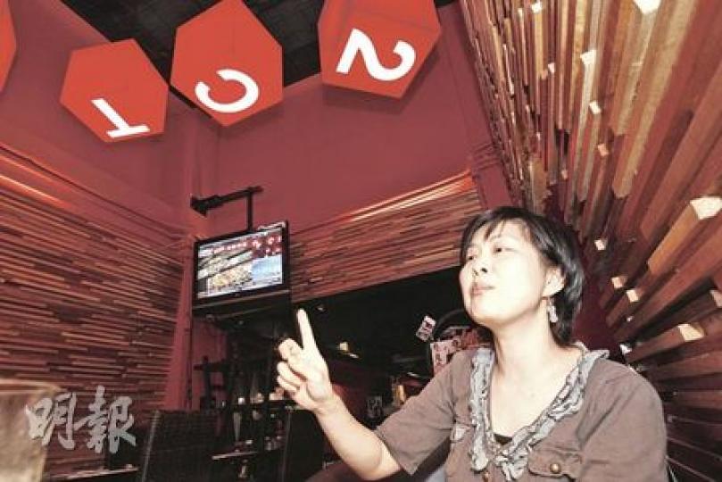 TC2咖啡店開業3年,東主吳婉君坦言,薪酬開支不成問題,反而人手短缺卻令小店受結業威脅,商界工會互吵之時,代表不了自己,唯有於網上發聲,為小東主出一口氣。(李紹昌攝)記者昨走訪砵蘭街,發現近七成食肆門外都張貼招聘告示,主要聘請洗碗、清潔、樓面、外賣員等工種,估計整段街道可提供近百個空缺。(李紹昌攝)(明報製圖) TC2咖啡店開業3年,東主吳婉君坦言,薪酬開支不成問題,反而人手短缺卻令小店受結業威脅,商界工會互吵之時,代表不了自己,唯有於網上發聲,為小東主出一口氣。(李紹昌攝)記者昨走訪砵蘭街,發現近七成食肆門外都張貼招聘告示,主要聘請洗碗、清潔、樓面、外賣員等工種,估計整段街道可提供近百個空缺。(李紹昌攝)(明報製圖)