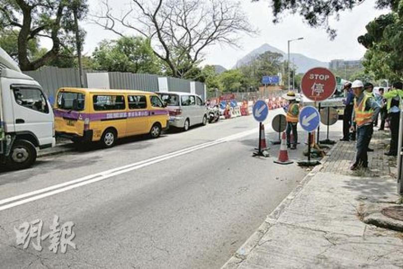 女司機在操控「波板糖」(臨時交通管制路牌)工人面前停車問路,結果釀成3車串燒,3名學童受傷。(黃雄攝) 女司機在操控「波板糖」(臨時交通管制路牌)工人面前停車問路,結果釀成3車串燒,3名學童受傷。(黃雄攝)