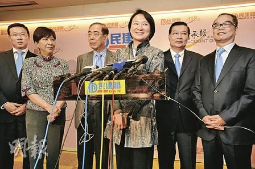 民建聯選出新一屆領導層,立法會議員李慧琼「更上層樓」,晉升副主席,有傳是為她競逐超級區議員舖路。圖左起為副主席張國鈞、蔣麗芸、監委主席楊孫西、李慧琼、主席譚耀宗及副主席劉江華。(何家達攝) 民建聯選出新一屆領導層,立法會議員李慧琼「更上層樓」,晉升副主席,有傳是為她競逐超級區議員舖路。圖左起為副主席張國鈞、蔣麗芸、監委主席楊孫西、李慧琼、主席譚耀宗及副主席劉江華。(何家達攝)