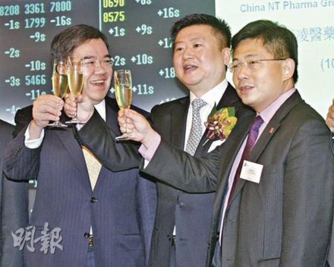 新股泰凌昨日未能延續唐宮中國首日急升四成佳績,全日倒跌一成半。圖中為泰凌主席吳鐵舉杯慶祝上市成功。(李紹昌攝) 新股泰凌昨日未能延續唐宮中國首日急升四成佳績,全日倒跌一成半。圖中為泰凌主席吳鐵舉杯慶祝上市成功。(李紹昌攝)