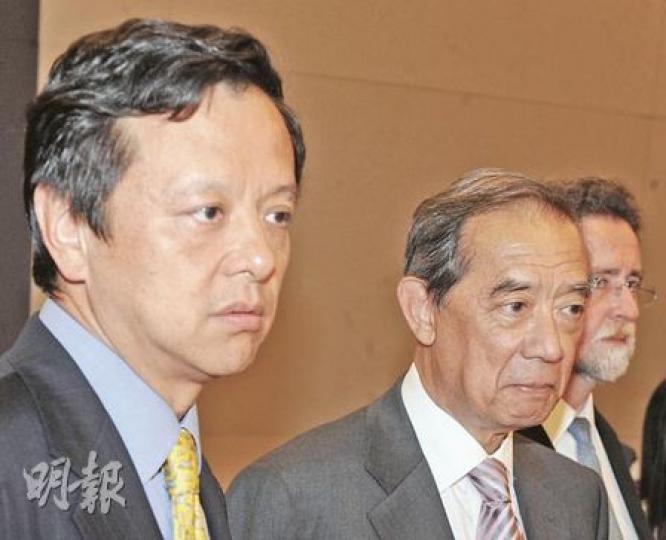 港交所主席夏佳理(中)同行政總裁李小加(左)噚日面對小股東質問,表現仍然相當淡定。(劉焌陶攝)同為港交所及大凌小股東嘅趙澤民,批評港交所管理層答非所問。(劉焌陶攝) 港交所主席夏佳理(中)同行政總裁李小加(左)噚日面對小股東質問,表現仍然相當淡定。(劉焌陶攝)同為港交所及大凌小股東嘅趙澤民,批評港交所管理層答非所問。(劉焌陶攝)