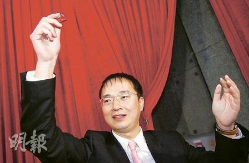 亞視投資者王征經常快人快語,昨天表示要拿出心來做好收視調查,左手拿着的就是他的「亞視心」,特製的心形USB。(林振東攝) 亞視投資者王征經常快人快語,昨天表示要拿出心來做好收視調查,左手拿着的就是他的「亞視心」,特製的心形USB。(林振東攝)
