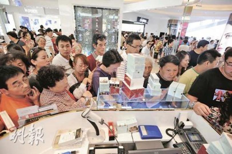 海南島三亞昨開始實施離島免稅政策,免稅店昨日甫開門,吸引大批內地遊客入店搶購,短短四小時便有7000入內掃貨。(朱永倫攝) 海南島三亞昨開始實施離島免稅政策,免稅店昨日甫開門,吸引大批內地遊客入店搶購,短短四小時便有7000入內掃貨。(朱永倫攝)