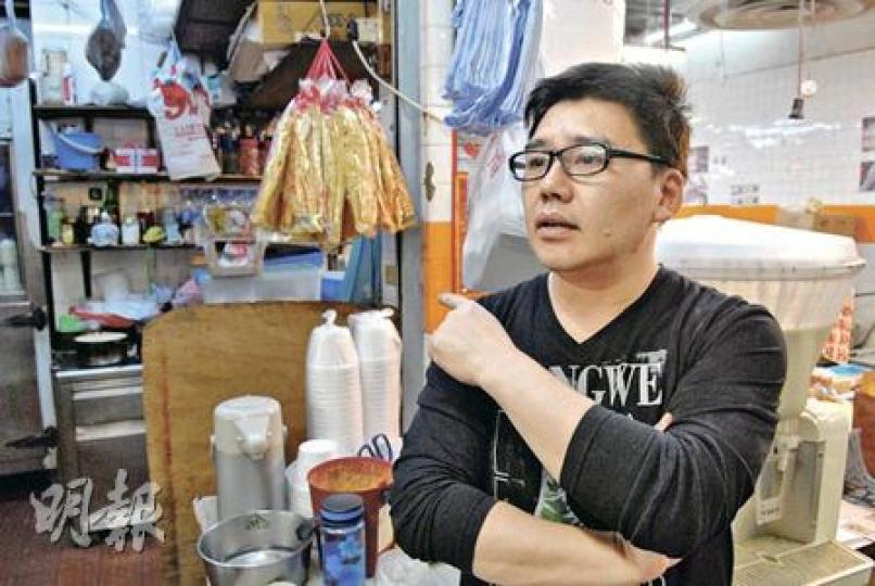 翁和亮在樂富街市經營豆腐檔10多年,年輕時曾向莫桂蘭的徒弟學習洪拳,他昨日見義勇為擒住劫匪。(屈俊樂攝) 翁和亮在樂富街市經營豆腐檔10多年,年輕時曾向莫桂蘭的徒弟學習洪拳,他昨日見義勇為擒住劫匪。(屈俊樂攝)