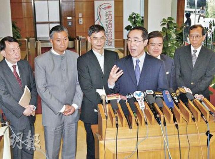 政務司長唐英年(右三)說,關愛基金首輪提出的10項措施並不是「封頂」,會繼續研究其他措施。後排左起為關愛基金成員周永新、陳振彬、羅致光、胡定旭及陳玉樹。(李紹昌攝) 政務司長唐英年(右三)說,關愛基金首輪提出的10項措施並不是「封頂」,會繼續研究其他措施。後排左起為關愛基金成員周永新、陳振彬、羅致光、胡定旭及陳玉樹。(李紹昌攝)