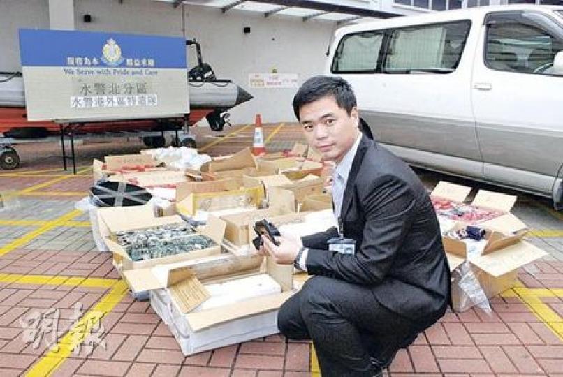馬耀光指檢獲走私電子產品中,有最新款的手提電話及電子產品。(雲錦鋒攝) 馬耀光指檢獲走私電子產品中,有最新款的手提電話及電子產品。(雲錦鋒攝)