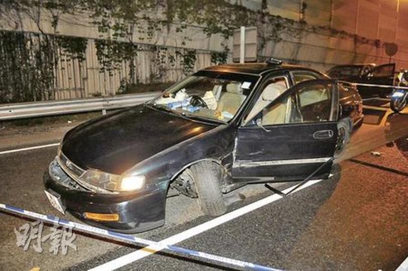 企圖高速擺脫交通警員追截的私家車,在博愛迴旋處發生意外後,車子無法開動,3人棄車逃走,警員最終拘捕其中兩人。(衛永康攝) 企圖高速擺脫交通警員追截的私家車,在博愛迴旋處發生意外後,車子無法開動,3人棄車逃走,警員最終拘捕其中兩人。(衛永康攝)