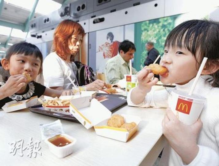 連鎖快餐店麥當勞,雖有不少大人小孩「捧場」,但難敵租金、食材上升壓力,在最低工資生效前夕宣布全線分店食品平均加價2%。(李紹昌攝)大學生阿威(圖)不滿麥當勞「無聲無色加價,加價後食品又細份咗」,但因為麥當勞環境舒適,方便與朋友聊天,才會光顧。他說,「麥當勞加價百分比不多,但次數頗密」,故有時只會「齋坐」。(黃靜雅攝)陳太(右)稱「來貨和租金貴了,又有最低工資,自然會加價」,她指麥當勞加價,而且食物不健康,會減少帶小朋友吃麥當勞。(黃靜雅攝)中三學生Ling(左)說,麥當勞每隔一段時間便加價,「雪 連鎖快餐店麥當勞,雖有不少大人小孩「捧場」,但難敵租金、食材上升壓力,在最低工資生效前夕宣布全線分店食品平均加價2%。(李紹昌攝)大學生阿威(圖)不滿麥當勞「無聲無色加價,加價後食品又細份咗」,但因為麥當勞環境舒適,方便與朋友聊天,才會光顧。他說,「麥當勞加價百分比不多,但次數頗密」,故有時只會「齋坐」。(黃靜雅攝)陳太(右)稱「來貨和租金貴了,又有最低工資,自然會加價」,她指麥當勞加價,而且食物不健康,會減少帶小朋友吃麥當勞。(黃靜雅攝)中三學生Ling(左)說,麥當勞每隔一段時間便加價,「雪