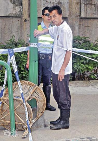 倒車時不慎撞死老婦的垃圾車司機(白衫者),事後被警方以危險駕駛導致他人死亡罪名拘捕。(蔡方山攝)(明報製圖) 倒車時不慎撞死老婦的垃圾車司機(白衫者),事後被警方以危險駕駛導致他人死亡罪名拘捕。(蔡方山攝)(明報製圖)
