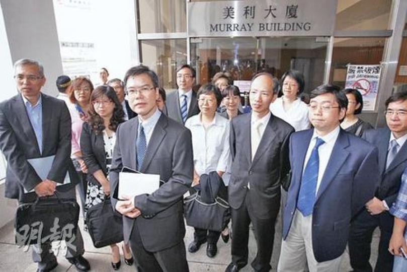 香港新生兒服務關注組約見食物及衛生局長周一嶽,發言人陳衍標(前排左二,手持文件者)指公立醫院兒科人手應付每年產嬰7.5萬名已是上限。(李紹昌攝)(明報製圖) 香港新生兒服務關注組約見食物及衛生局長周一嶽,發言人陳衍標(前排左二,手持文件者)指公立醫院兒科人手應付每年產嬰7.5萬名已是上限。(李紹昌攝)(明報製圖)
