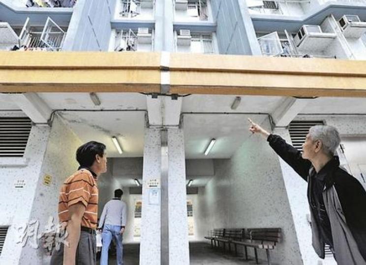 白田邨盛田樓及昌田樓為兩座相連樓宇,中間銀色接駁位置因不同程度的沉降而變形扭曲,居民擔心大廈結構安全出問題,但房屋署指由於兩座樓宇分屬不同地基結構,出現不同沉降屬正常。(尹錦恩攝) 白田邨盛田樓及昌田樓為兩座相連樓宇,中間銀色接駁位置因不同程度的沉降而變形扭曲,居民擔心大廈結構安全出問題,但房屋署指由於兩座樓宇分屬不同地基結構,出現不同沉降屬正常。(尹錦恩攝)