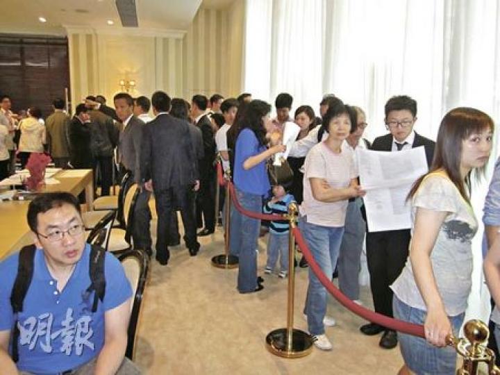 長沙灣道「御匯」昨正式開放現樓予公眾參觀,全日參觀人數估計逾3000人;代理估計,樓盤接獲入票已近200張。(林可為攝)位於洪水橋的尚城,昨售出35伙。(陳淑安攝) 長沙灣道「御匯」昨正式開放現樓予公眾參觀,全日參觀人數估計逾3000人;代理估計,樓盤接獲入票已近200張。(林可為攝)位於洪水橋的尚城,昨售出35伙。(陳淑安攝)