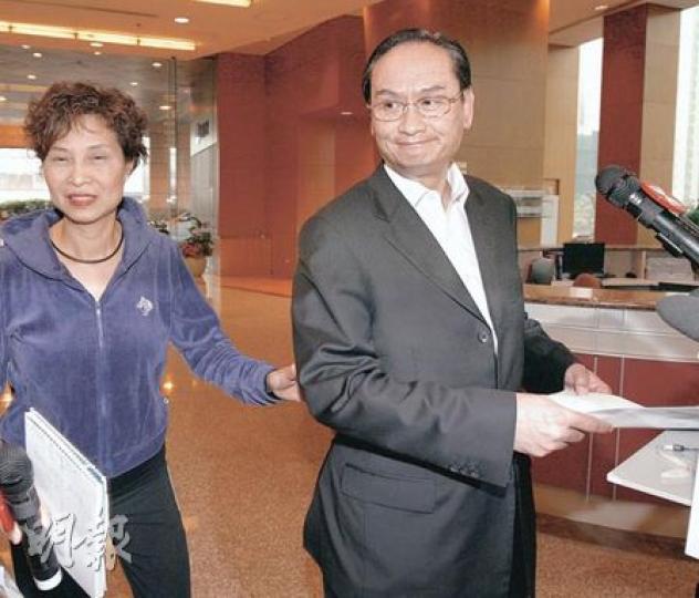 港鐵公司署理行政總裁何恆光(右)強調從沒有企圖或意圖干預新聞自由,又說「經一事,長一智」,就廣告公司OMD向傳媒致函廣告指引信件事件向公眾及傳媒機構致歉。左為港鐵公司事務總經理梁陳智明。(李紹昌攝) 港鐵公司署理行政總裁何恆光(右)強調從沒有企圖或意圖干預新聞自由,又說「經一事,長一智」,就廣告公司OMD向傳媒致函廣告指引信件事件向公眾及傳媒機構致歉。左為港鐵公司事務總經理梁陳智明。(李紹昌攝)