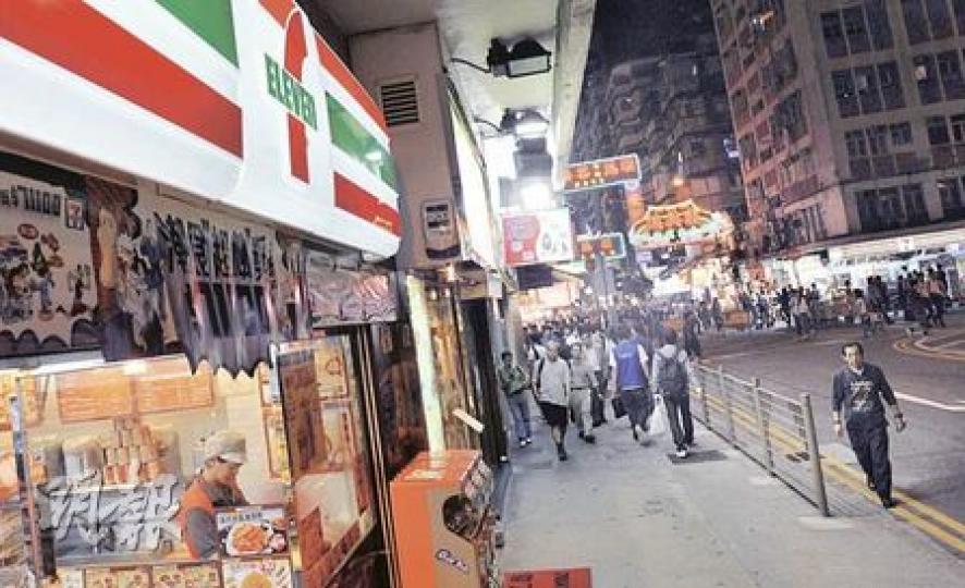 「梗有一間喺左近」的7-11便利店,全港共有956間分店,其中555間屬特許經營店,單是旺角已有18間,在豉油街和花園街交界,兩間7-11分店相距甚近。(余俊亮攝) 「梗有一間喺左近」的7-11便利店,全港共有956間分店,其中555間屬特許經營店,單是旺角已有18間,在豉油街和花園街交界,兩間7-11分店相距甚近。(余俊亮攝)