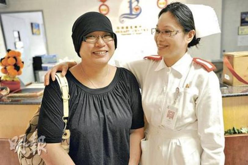 幫助乳癌病人麥小姐(左)的廣華醫院個案經理秦靄君(右)說,工作雖然繁重,但通過緊密聯絡可和病人建立關係,了解她們的真正需要,並為她們爭取最適合的治療。(尹錦恩攝) 幫助乳癌病人麥小姐(左)的廣華醫院個案經理秦靄君(右)說,工作雖然繁重,但通過緊密聯絡可和病人建立關係,了解她們的真正需要,並為她們爭取最適合的治療。(尹錦恩攝)
