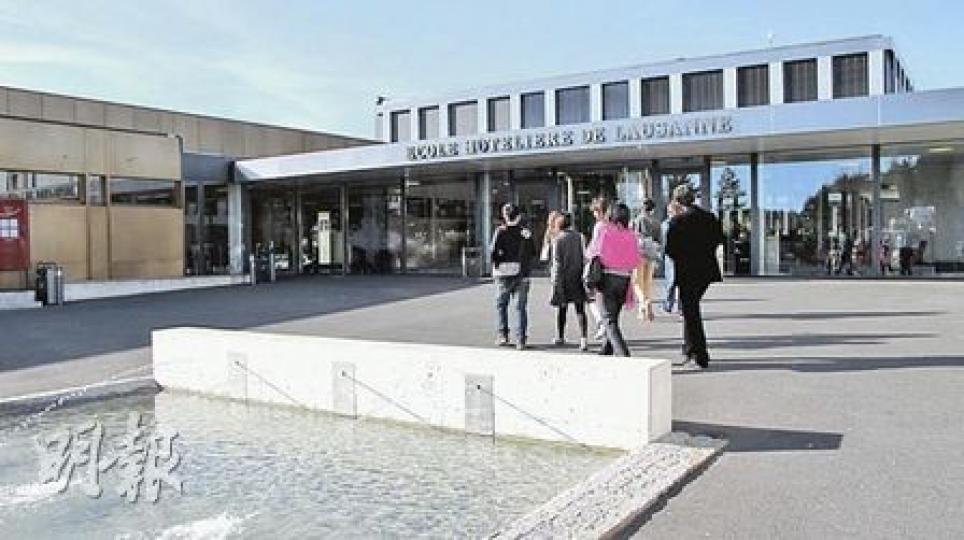 Lausanne酒店學校 (彭美芳攝)來自北京的祝一塵在教學廚房內示範,如何可透過天花的反光鏡,讓同學看清楚導師煮食技巧。(彭美芳攝) Lausanne酒店學校 (彭美芳攝)來自北京的祝一塵在教學廚房內示範,如何可透過天花的反光鏡,讓同學看清楚導師煮食技巧。(彭美芳攝)